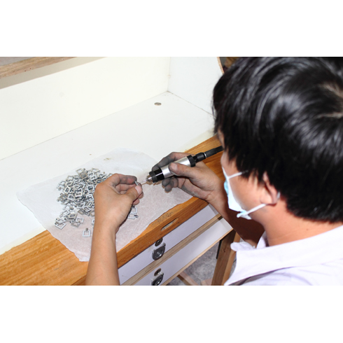 意高飾品產品-手工鑲鉆過程