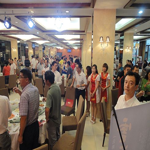 麗江瑪咖酒開業場面
