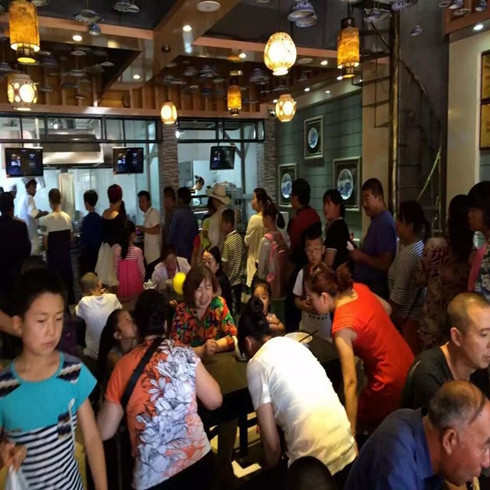 思泊湖牛肉面店內
